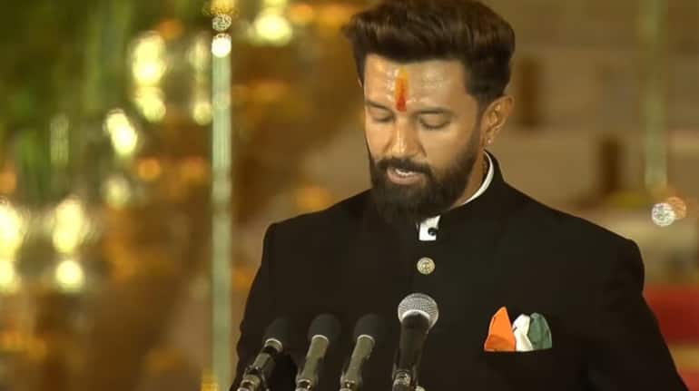 चिराग पासवान: लोकसभा चुनावों के दौरान चिराग पासवान चर्चा का केंद्र बने। केंद्रीय मंत्री बनने के बाद उनकी लोकप्रियता और सर्च में इजाफा हुआ। वह युवा नेता के रूप में भी पहचाने जाते हैं। (image source: social media)