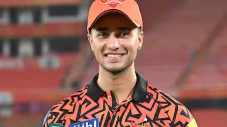 तेज बल्लेबाजी के कारण अभिषेक शर्मा सुर्खियों में आए। इसी साल उन्होंने भारत के लिए इंटरनेशनल डेब्यू भी किया, जिससे वह गूगल पर खूब सर्च किए गए।(image source: social media)