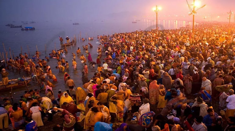 Mahakumbh 2025: महाकुंभ में इसबार AI से रखी जाएगी 45 करोड़ श्रद्धालुओं  निगरानी, जानें प्रयागराज में कैसी चल रही तैयारियां - mahakumbh mela 2025  news date place cultural ...