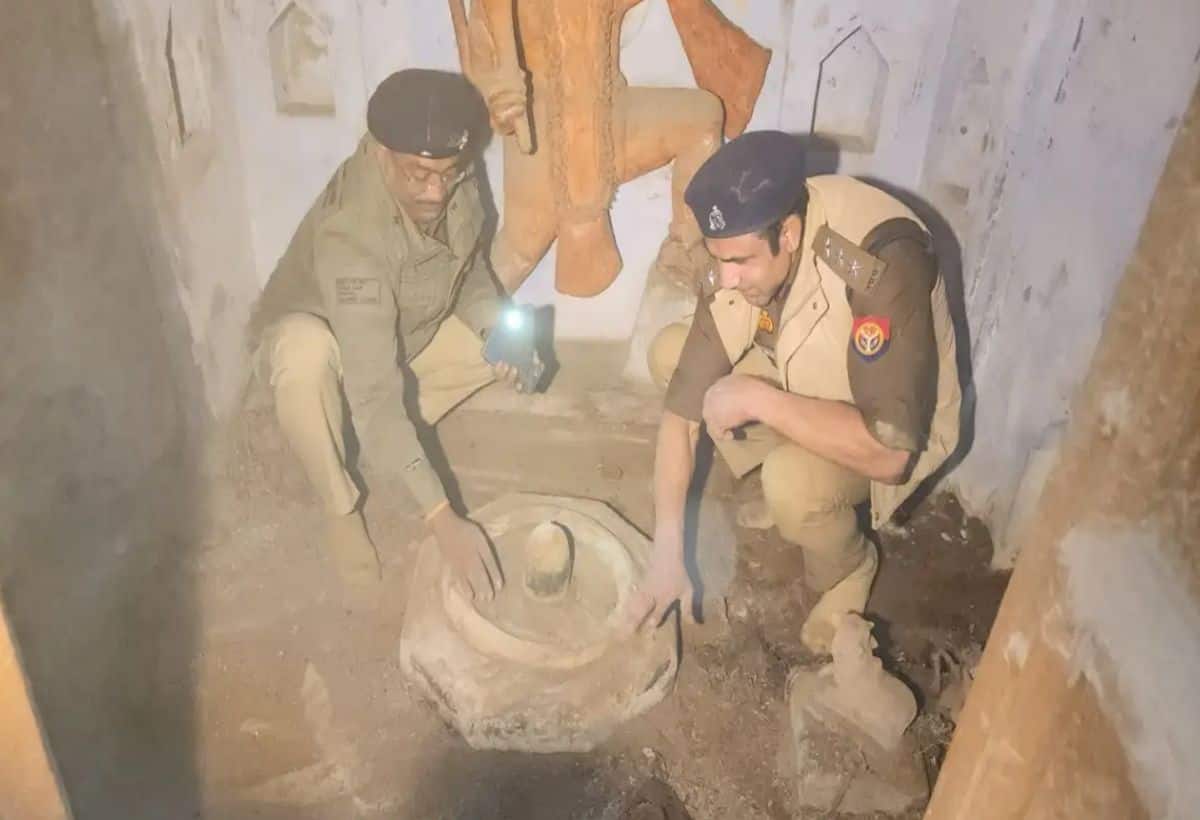 Sambhal Temple: यूपी के संभल में 46 साल बाद खुला भस्म शंकर मंदिर, दंगों के बाद 1978 से था बंद