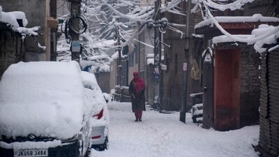 पहाड़ी इलाकों में बर्फबारी का नया दौर शुरू हो गया है।