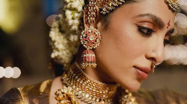 एक्ट्रेस शोभिता ने अपनी शादी की खूबसूरत तस्वीरें सोशल मीडिया पर शेयर की हैं। इन फोटोज में वह एक परफेक्ट साउथ इंडियन ब्राइड लग रही हैं। उन्होंने गोल्डन कलर की पारंपरिक कांजीवरम साड़ी पहनी थी, जिसे उन्होंने हैवी गोल्ड ज्वेलरी के साथ स्टाइल किया। उनके इस शाही अंदाज को देखकर फैंस काफी प्रभावित हुए।(image source: instagram)