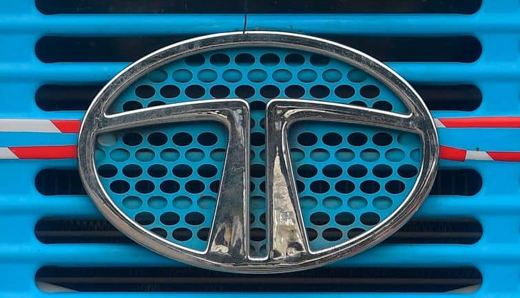 Tata Motors के शेयरों में तेजी, जनवरी से 3% महंगी हो जाएंगी कंपनी की कारें Tata Motors के शेयरों में तेजी, जनवरी से 3% महंगी हो जाएंगी कंपनी की कारें