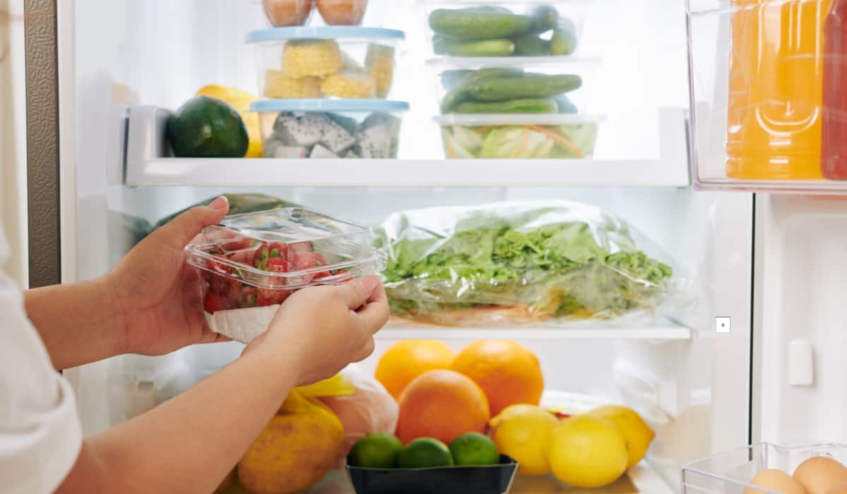 Refrigerated Food Risks: फ्रिज में रखा खाने का सामान बन सकता है जहर, कभी न करें सेहत के साथ समझौता Refrigerated Food Risks: फ्रिज में रखा खाने का सामान बन सकता है जहर, कभी न करें सेहत के साथ समझौता