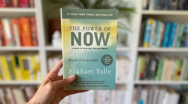 The Power of Now
यह किताब आपको आज के समय में जीने की महत्ता बताती है। Eckhart Tolle ने इसे लिखा है, और इसमें बताया गया है कि कैसे हम मानसिक दबाव और चिंता से बाहर निकल सकते हैं। यह किताब आपके मन को शांत करने और अपने जीवन में खुशी को पाने का सही रास्ता दिखाता है।(image source: social media)