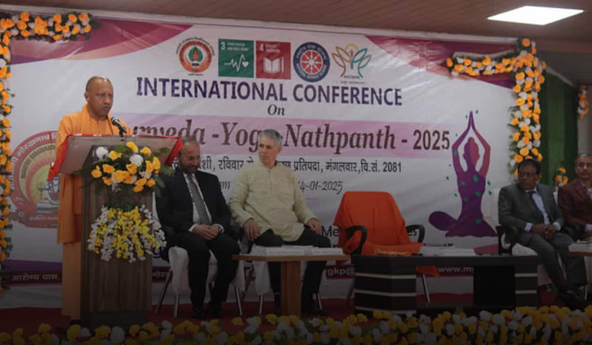 CM Yogi ने गोरखपुर में लगाया जनता दरबार, 'योग', 'आयुर्वेद' और 'नाथपंथ' पर दिए ये संदेश CM Yogi ने गोरखपुर में लगाया जनता दरबार, 'योग', 'आयुर्वेद' और 'नाथपंथ' पर दिए ये संदेश
