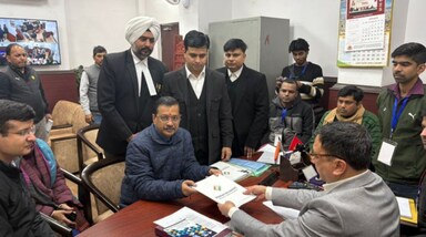 आम आदमी पार्टी के संयोजक अरविंद केजरीवाल ने नई दिल्ली सीट से नामांकन दाखिल किया। इससे पहले उन्होंने वाल्मीकि मंदिर और हनुमान मंदिर में पूजा-अर्चना की। केजरीवाल ने कहा, “भगवान मेरे साथ हैं।” समर्थकों के साथ रैली करते हुए वे कलेक्ट्रेट पहुंचे।(image source:X)