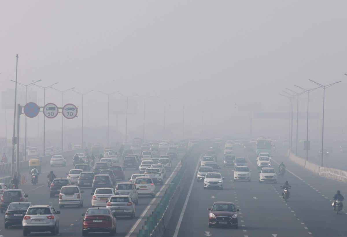 Delhi Weather: दिल्ली में कोहरा ही कोहरा, फ्लाइट डिले, सड़कों पर रेंग रहे हैं वाहन, विजिबिलिटी बेहद कम