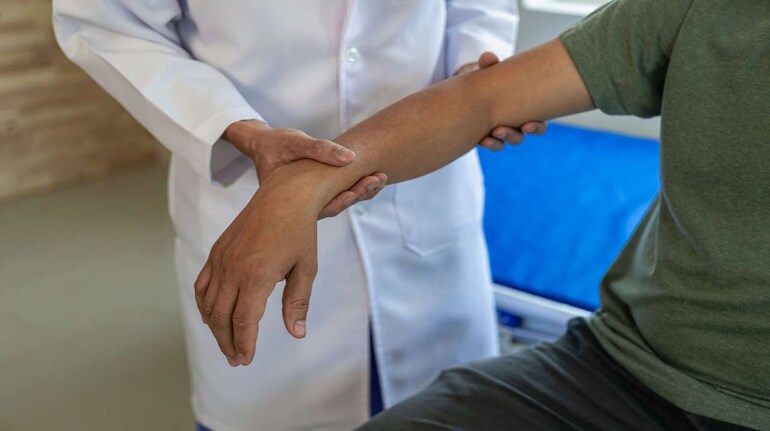 Guillain Barre Syndrome: पुणे में फैली गुलियन बैरे सिंड्रोम, 20000 रुपये का लगता है एक इंजेक्शन, जानें लक्षण और बचाव - guillain barre syndrome gbs cases pune surge to 101 one injection