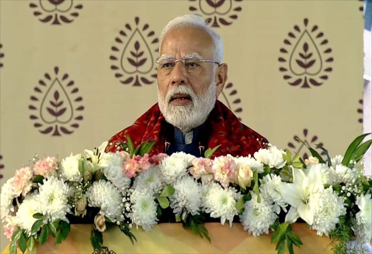PM Narendra Modi: दिल्ली में पीएम मोदी का गरीबों को बड़ा तोहफा, झुग्गीवासियों के लिए 1,675 नए फ्लैट का किया उद्घाटन, सौंपी चाबी