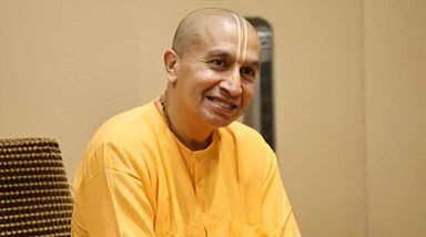 रसनाथ दास
आईआईटी और कॉर्नेल यूनिवर्सिटी से पढ़े रसनाथ दास ने वॉल स्ट्रीट की चकाचौंध छोड़कर आत्म-साक्षात्कार के लिए आध्यात्मिक रास्ता चुना। आज वे लोगों को अपने भीतर झांकने और शांति पाने की राह दिखा रहे हैं।(image source: social media)