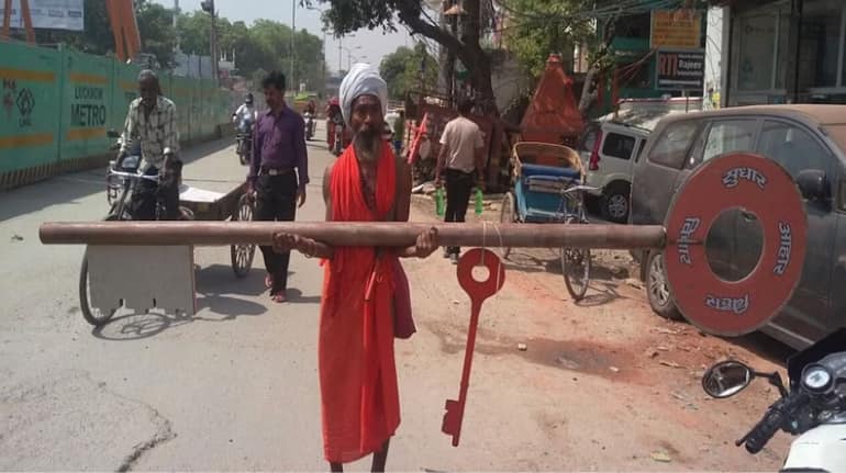   The Key Baba The Key Baba carries a huge 20 kilogram key, which he "Ram name key" They say. He believes that through this key he can unlock inner peace. Baba believes that this key is a symbol of mental peace and self-control, and he tells it to others as the way to attain peace. (image source: social media)