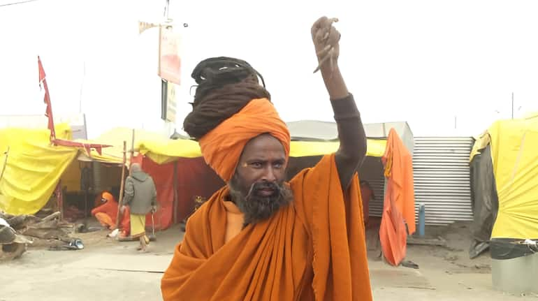   Digambar Naga Baba Digambar Naga Baba has kept his hands raised for 5 years, which is part of his penance. Baba has done this unique work as a way of protecting and surrendering Sanatan Dharma. He believes that this is a powerful sadhana, through which he can serve religion and worship God. This work is a symbol of his deep dedication and spiritual purity. (image source: social media)