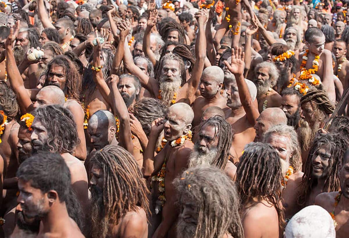 Naga Sadhu: नागा बाबा कैसे बनते हैं? रात 2 बजे शुरू होती है कठिन दीक्षा, जानिए तपस्या का राज