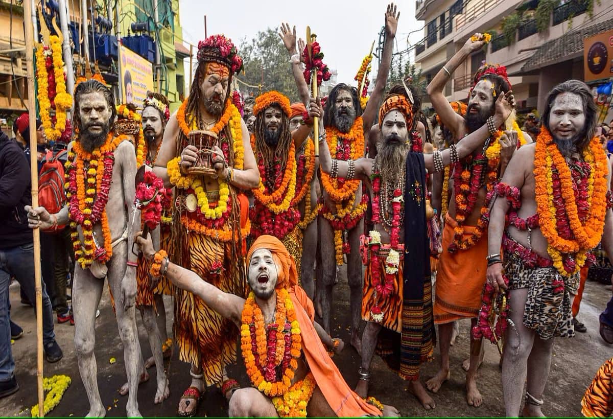 Maha Kumbh Mela 2025: शाही स्नान से पहले नागा साधु क्यों करते हैं 17 श्रृंगार? जानें महत्व और इतिहास समेत सबकुछ