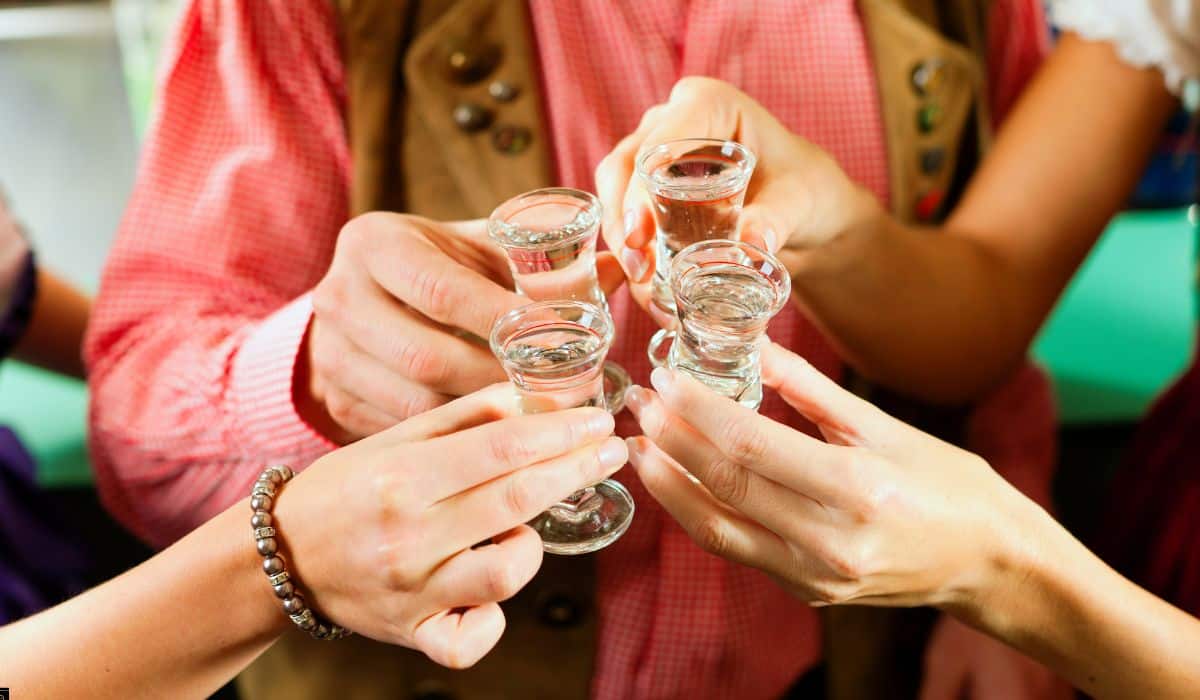 New Year के जश्न में ग्रेटर नोएडा में जमकर छलके जाम, एक रात में 14 करोड़ की शराब पी गए लोग