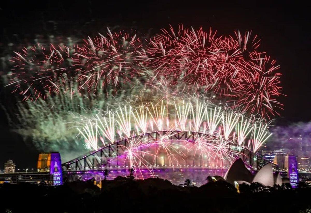Happy New Year 2025 Celebration: नए साल के जश्न में डूबा देश, मंदिरों में उमड़ी भक्तों की भीड़, समंदर से पहाड़ों तक जनसैलाब