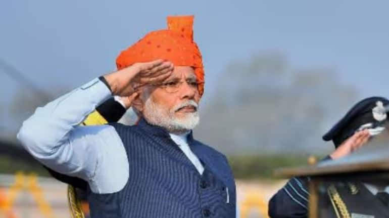 2020: प्रधानमंत्री मोदी ने इस वर्ष के गणतंत्र दिवस पर केसरिया बांधनी प्रिंट पगड़ी पहनी थी, जो अपने जटिल डिजाइनों और गहरे रंगों से आकर्षक लग रही थी।(image source: social media)