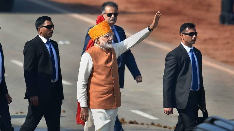 2019: प्रधानमंत्री मोदी ने इस साल पीले और लाल रंग की पगड़ी पहनी, जिसमें सुनहरी धारियां थीं। इसका डिज़ाइन शाही और भव्य था।(image source: social media)