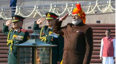 इस बार प्रधानमंत्री मोदी ने एक सुंदर केसरिया और लाल रंग की पगड़ी पहनी, जो भारतीय संस्कृति और विविधता को दर्शाती है। यह पगड़ी भारतीय धरोहर और विकास का प्रतीक है।(image source: social media)