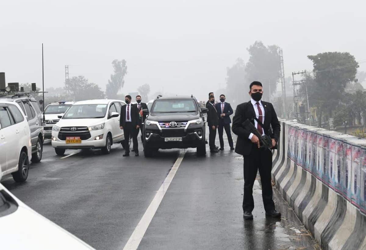 PM Modi Security Breach: पंजाब में पीएम मोदी की सुरक्षा चूक मामले में 25 किसानों के खिलाफ गिरफ्तारी वारंट जारी, FIR में जोड़ी नई धारा PM Modi Security Breach: पंजाब में पीएम मोदी की सुरक्षा चूक मामले में 25 किसानों के खिलाफ गिरफ्तारी वारंट जारी, FIR में जोड़ी नई धारा