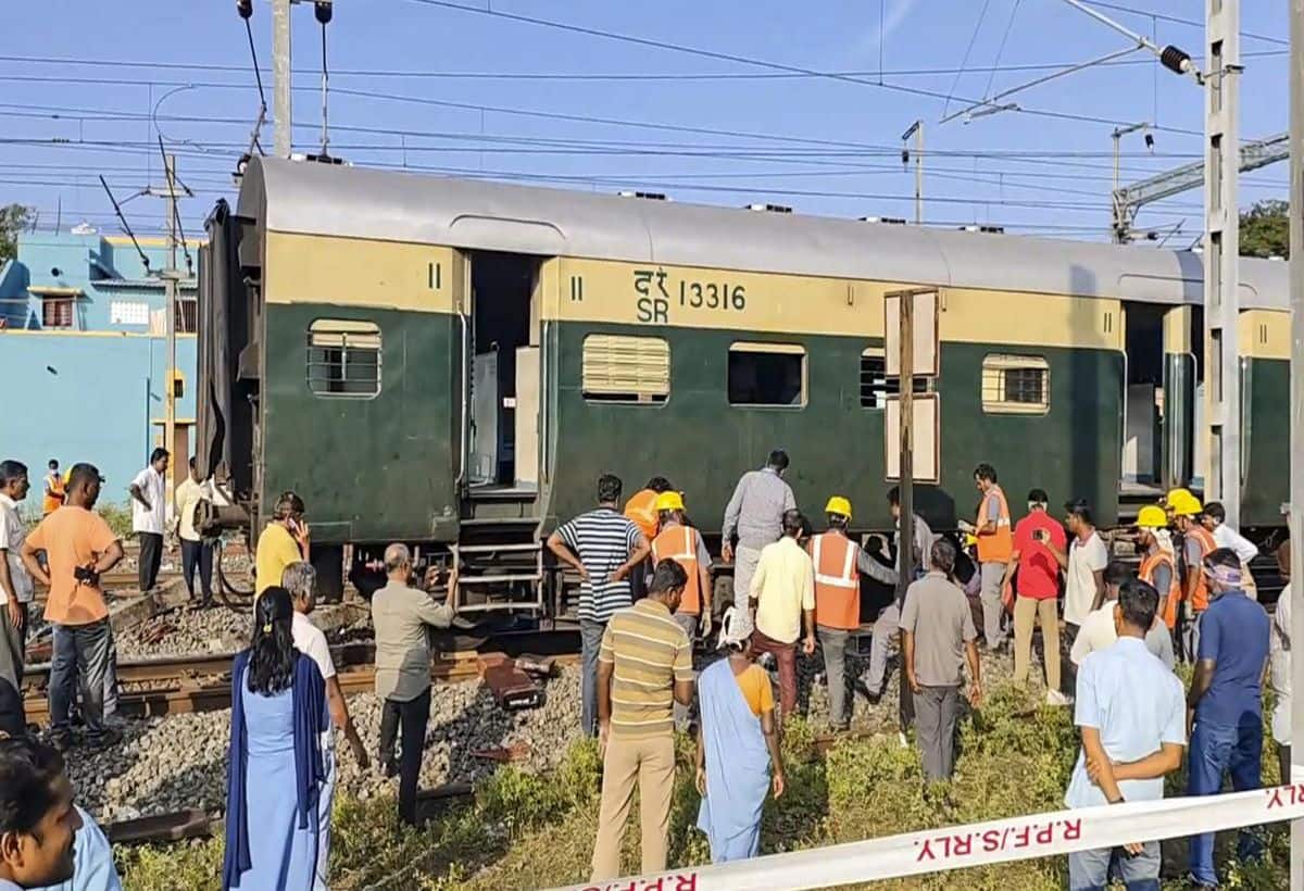 Train Accident: तमिलनाडु में पैसेंजर ट्रेन के 5 डिब्बे पटरी से उतरे, लोको पायलट की वजह से बड़ा हादसा टला Train Accident: तमिलनाडु में पैसेंजर ट्रेन के 5 डिब्बे पटरी से उतरे, लोको पायलट की वजह से बड़ा हादसा टला