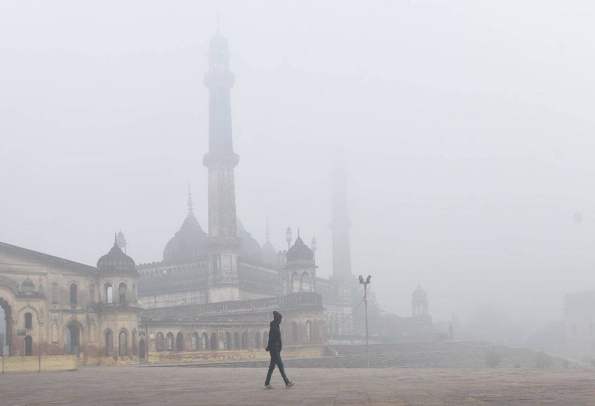Weather Updates: दिल्ली में बारिश की संभावना, यूपी में कोहरे का ऑरेंज अलर्ट जारी, जानें अपने शहर में मौसम का हाल