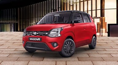 मारुति वैगन आर (Maruti Suzuki Wagon R)

मारुति सुजुकी की वैगन आर को 'टॉल बॉय' कार कहा जाता है, जो बजट सेगमेंट में एक लोकप्रिय विकल्प है। यह 20.51 किमी/लीटर (कंपनी द्वारा दावा किया गया) का माइलेज देती है। वैगन आर में ऑटो गियर शिफ्ट, सेंट्रल लॉकिंग और अधिक जगह जैसे फीचर्स मिलते हैं। इसकी शुरुआती कीमत लगभग ₹4.38 लाख (एक्स-शोरूम) है, जो इसे कम मेंटेनेंस और किफायती कार बनाती है।