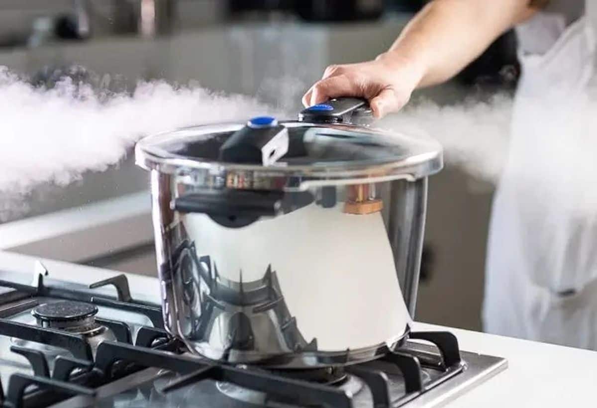 Cooking Tips: प्रेशर कुकर में इन चीजों को कभी न पकाएं, बन जाएगा जहर, सेहत की बज जाएगी बैंड