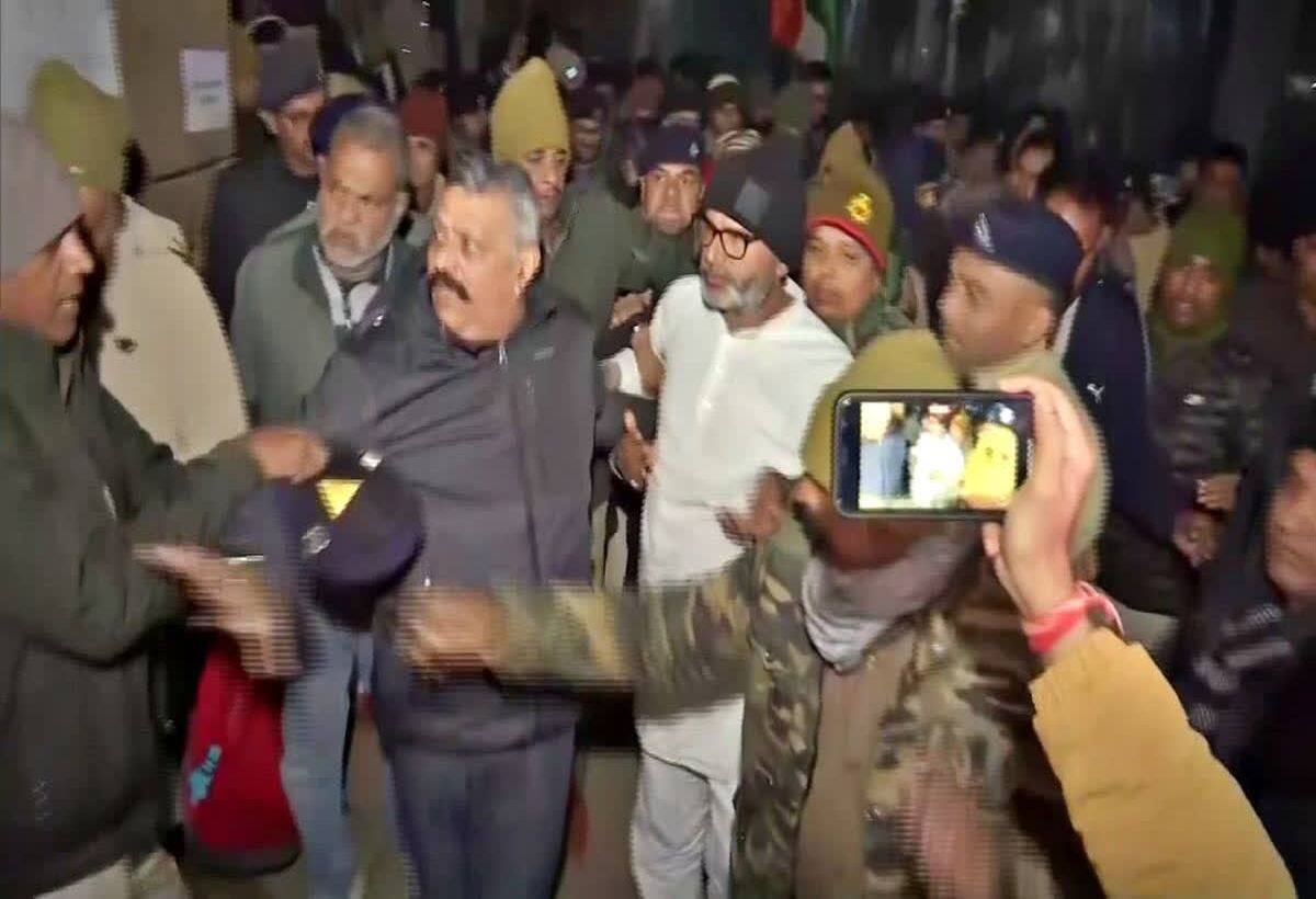 BPSC Protest: प्रशांत किशोर को पटना पुलिस ने मारा थप्पड़? वीडियो वायरल होने पर बवाल, लोग भड़के