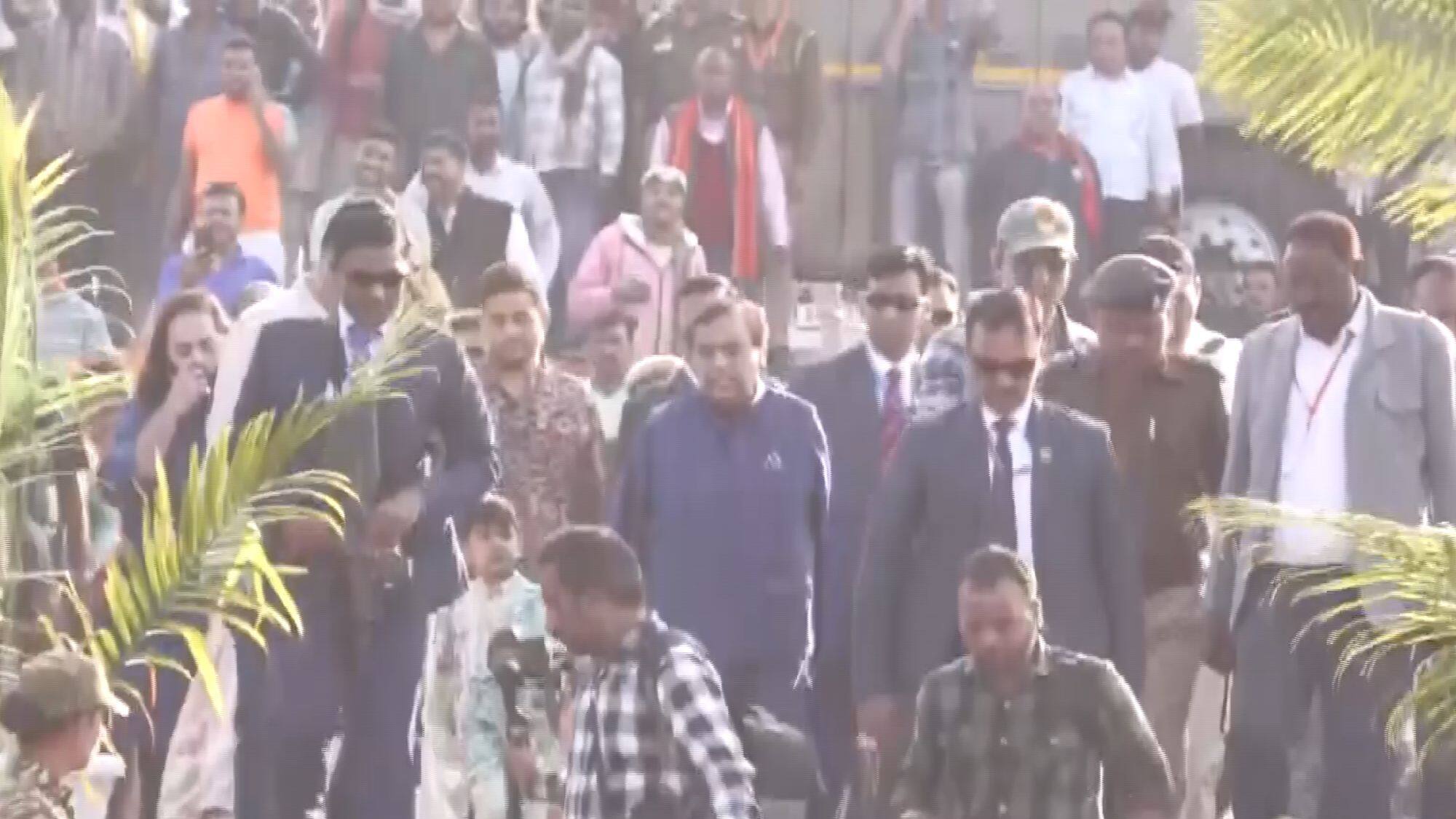 मुकेश अंबानी पूरे परिवार के साथ पहुंचे महाकुंभ, संगम में लगाई पवित्र डुबकी मुकेश अंबानी पूरे परिवार के साथ पहुंचे महाकुंभ, संगम में लगाई पवित्र डुबकी