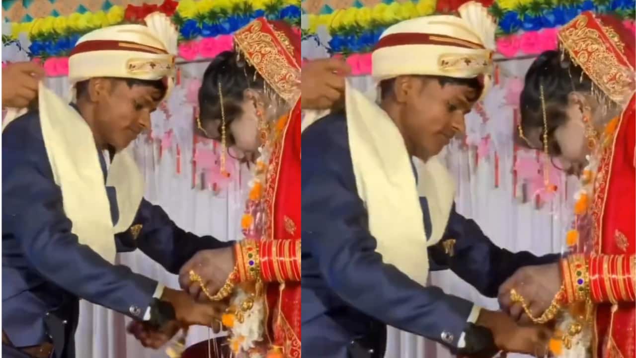 जयमाला का स्टेज अचानक बन गया अखाड़ा, दुल्हा-दुल्हन को ऐसे भिड़ते देख मेहमान भी रह गए दंग, देखें वीडियो