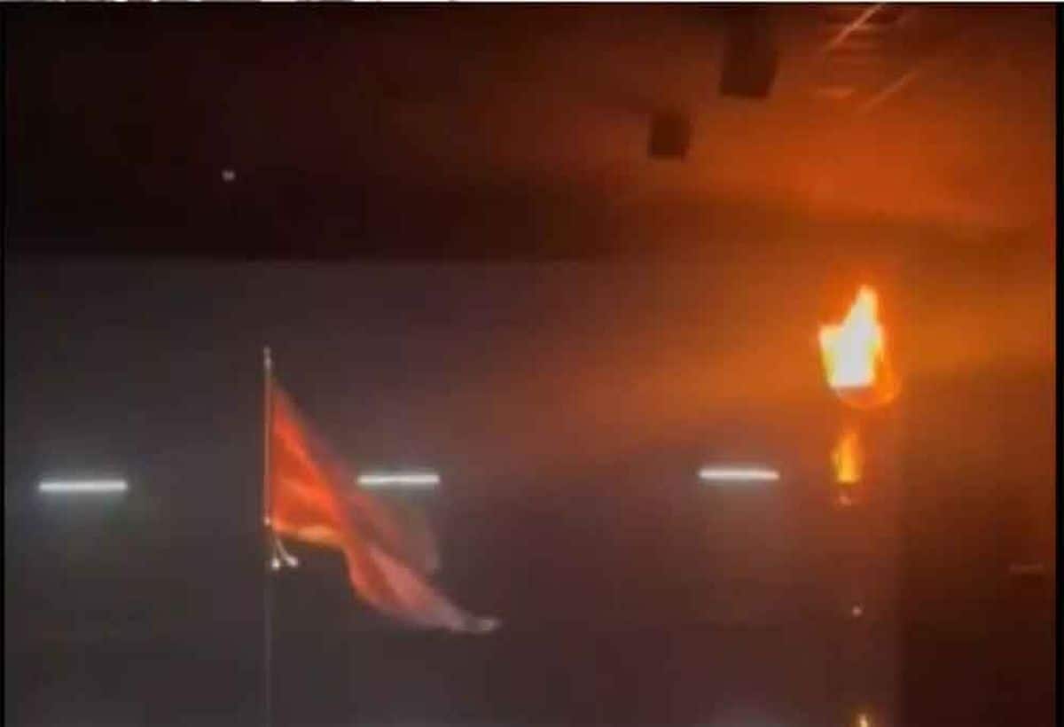 Delhi Fire: सेलेक्ट सिटी मॉल के सिनेमा हॉल में फिल्म 'छावा' देख रहे थे दर्शक, लगी आग, मचा हड़कंप Delhi Fire: सेलेक्ट सिटी मॉल के सिनेमा हॉल में फिल्म 'छावा' देख रहे थे दर्शक, लगी आग, मचा हड़कंप