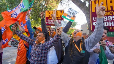 Delhi Election Result: 
दिल्ली विधानसभा चुनाव 2025 की मतगणना जारी है, और शुरुआती रुझानों में भारतीय जनता पार्टी (बीजेपी) को बहुमत मिलता दिखाई दे रहा है। एनडीए गठबंधन की इस बढ़त से बीजेपी कार्यकर्ताओं और समर्थकों में उत्साह की लहर दौड़ गई है। पार्टी मुख्यालय समेत विभिन्न स्थानों पर जश्न का माहौल बना हुआ है, जहां समर्थक बड़ी संख्या में एकत्र हो रहे हैं।