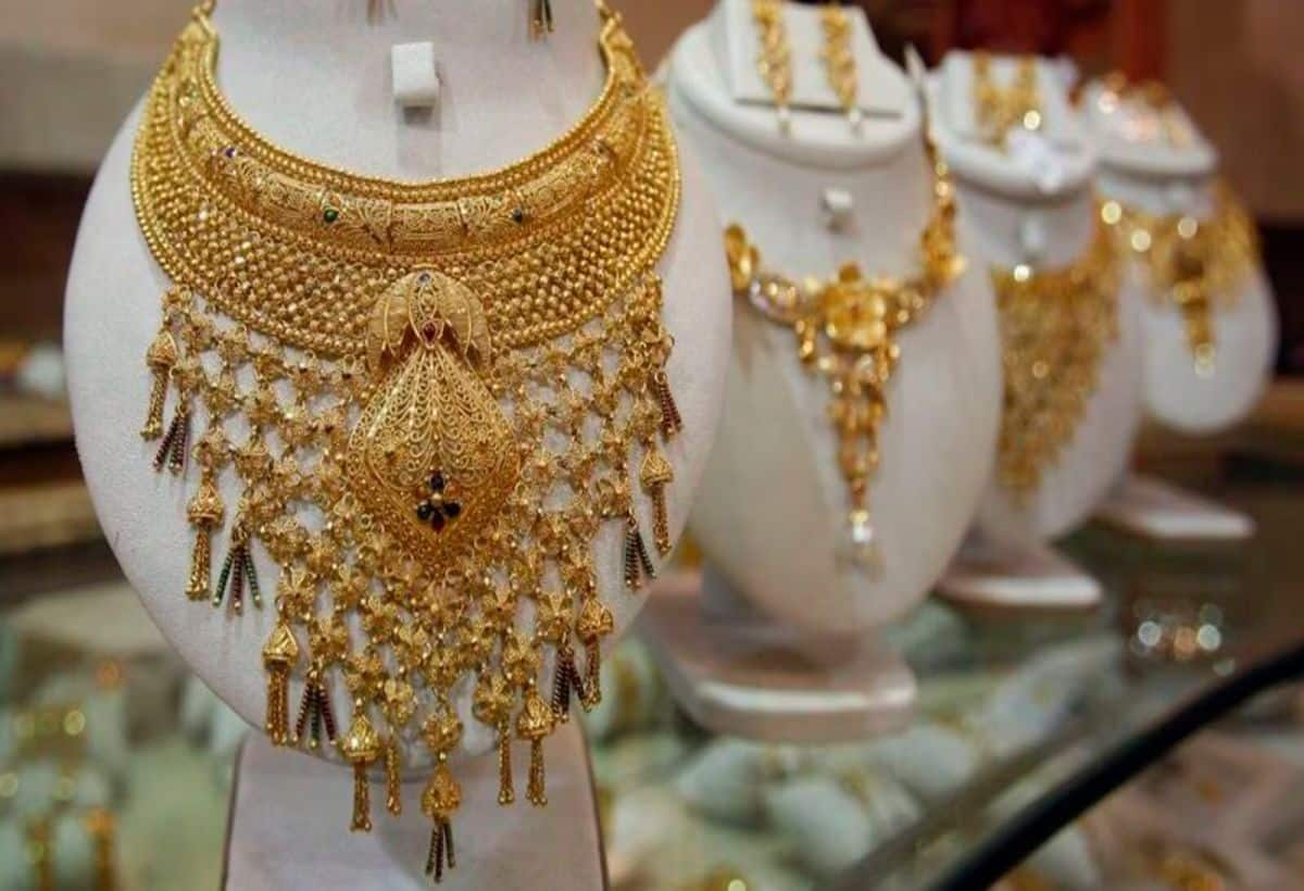 Gold Price Today: सोना हुआ महंगा, चांदी हुई सस्ती, जानिए अपने शहर में सोना-चांदी के ताजा भाव