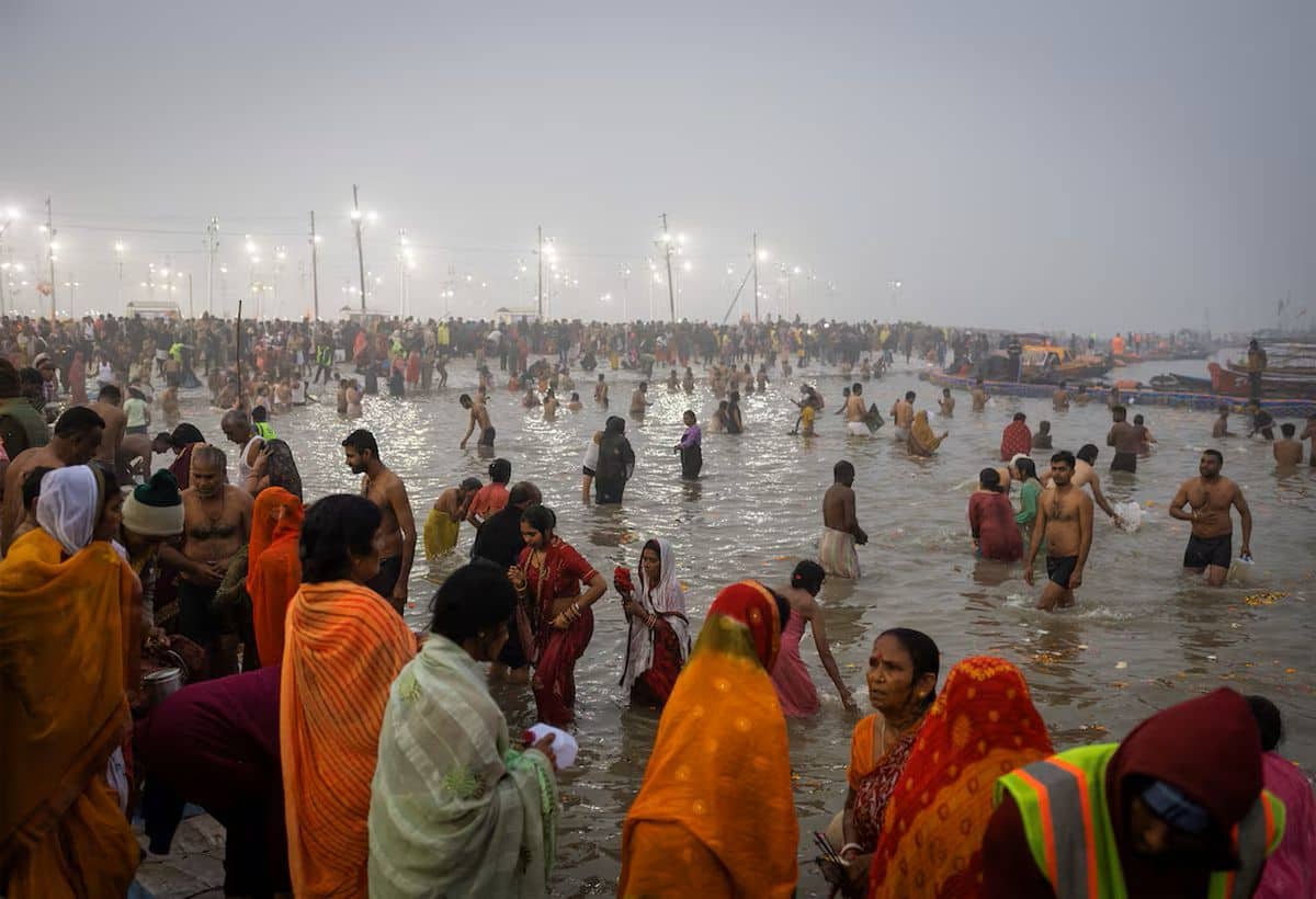 Maha Kumbh 2025: महाकुंभ में डुबकी लगाने पहली बार प्रयागराज पहुंचे 68 पाकिस्तानी, सनातन संस्कृति देख हुए अभिभूत