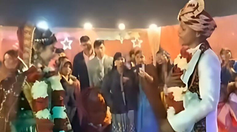 Viral Video: दूल्हा-दुल्हन की जोड़ी देखते ही कुंवारों के दिल में लगी आग,  बोले – कहां अगरबत्ती जताई थी, देखें वीडियो - viral video groom danced with  his beautiful bride video of