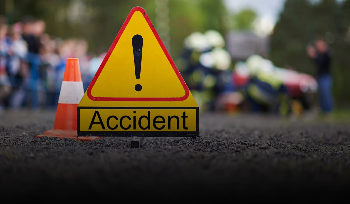 Pratapgarh road Accident: प्रयागराज-अयोध्या हाईवे पर भीषण हादसा, बेकाबू कार घर से टकराई, 4 की मौत, कई घायल Pratapgarh road Accident: प्रयागराज-अयोध्या हाईवे पर भीषण हादसा, बेकाबू कार घर से टकराई, 4 की मौत, कई घायल