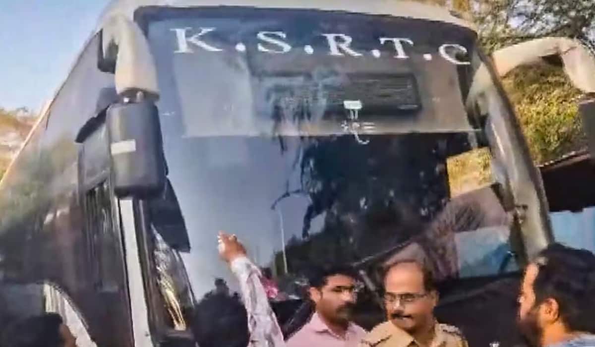Maharashtra-Karnataka dispute: फिर उठा दशकों पुराना विवाद, मराठी न बोलने पर कंडक्टर को पीटा, बेलगावी में बढ़ा तनाव Maharashtra-Karnataka dispute: फिर उठा दशकों पुराना विवाद, मराठी न बोलने पर कंडक्टर को पीटा, बेलगावी में बढ़ा तनाव