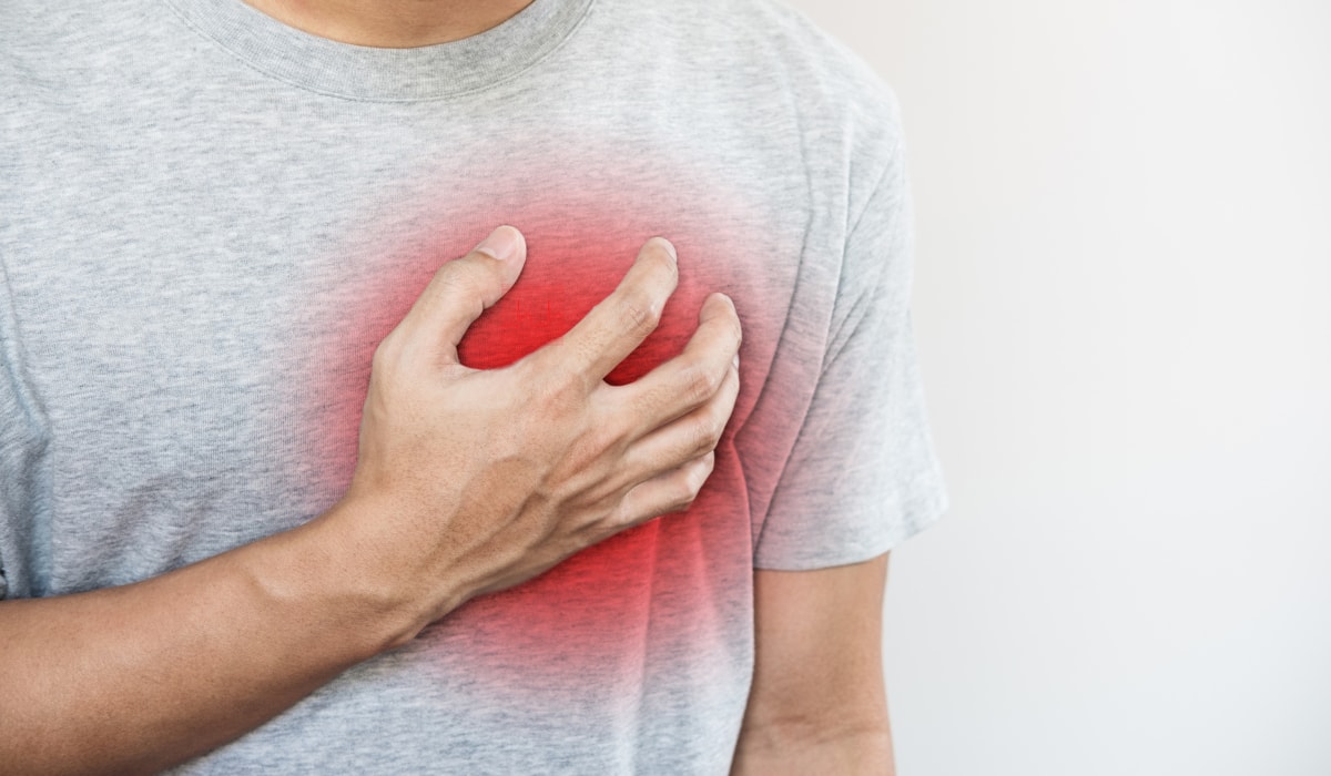 Symptoms: सीने में होने वाली चुभन को न करें नजरअंदाज, हो सकते हैं इन गंभीर बीमारी के संकेत