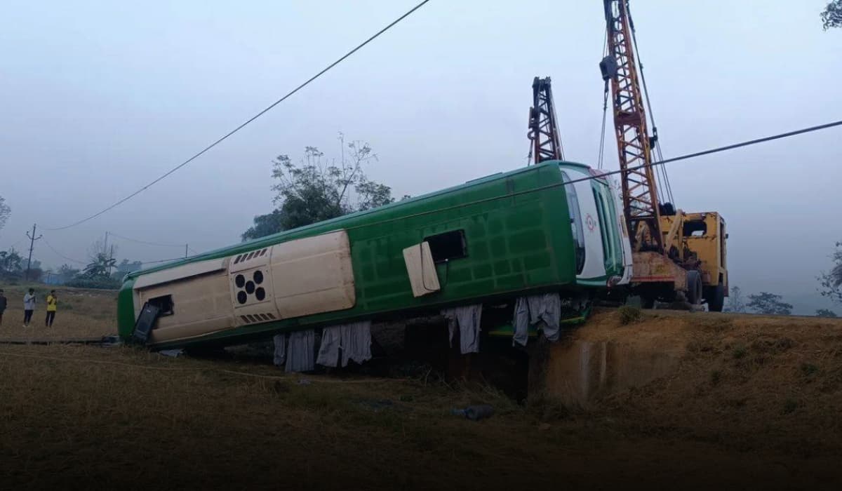 Odisha Road Accident: सरकारी बस बिजली के खंबे से टकराई, लगा करंट का झटका, 20 लोग झुलसे Odisha Road Accident: सरकारी बस बिजली के खंबे से टकराई, लगा करंट का झटका, 20 लोग झुलसे