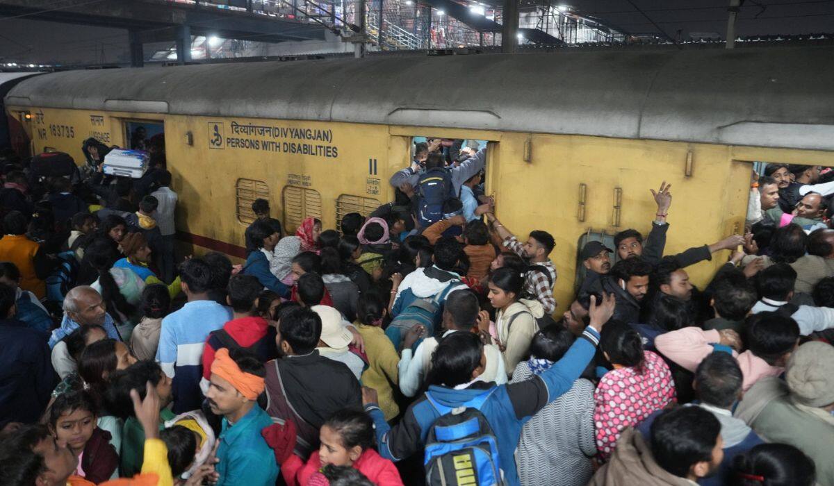 New Delhi Railway Station Stampede: 'जो गिरा वो उठ नहीं पाया...' दिल्ली रेलवे स्टेशन पर मचे भगदड़ का लोगों ने बताया आंखों देखा हाल