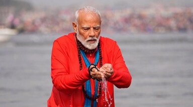 प्रधानमंत्री नरेंद्र मोदी ने बुधवार को माघ मास के शुल्क पक्ष की अष्टमी के शुभ अवसर पर प्रयागराज के त्रिवेणी संगम में पवित्र स्नान किया। इस दौरान उन्होंने गेरुआ वस्त्र धारण किए थे और रुद्राक्ष की माला पहनी हुई थी, जो उनके आध्यात्मिक पक्ष को दर्शाता था।