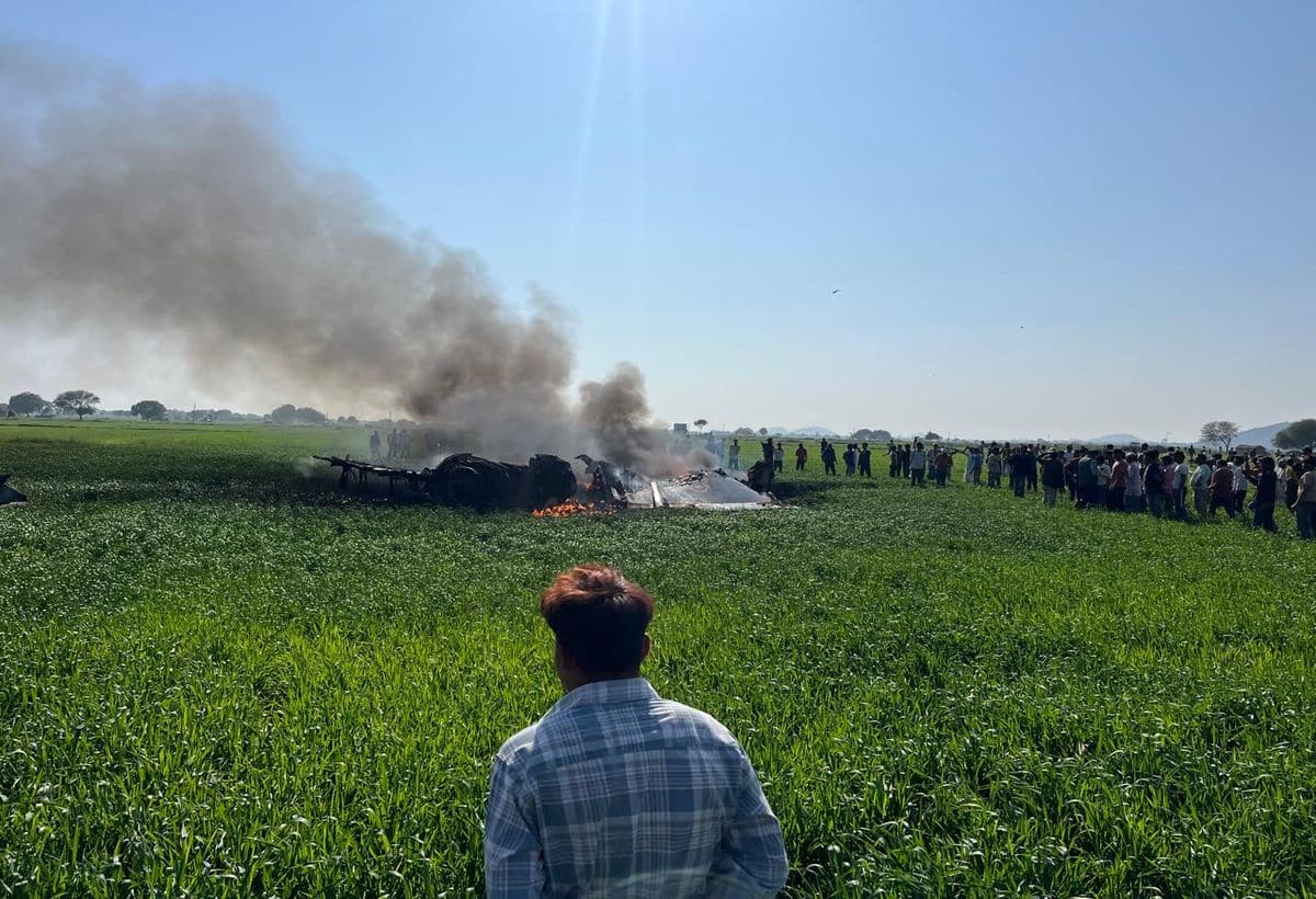 Plane Crash in MP: मध्य प्रदेश के शिवपुरी में बड़ा हादसा, एयरफोर्स का फाइटर प्लेन क्रैश, खेत में गिरते ही लगी आग Plane Crash in MP: मध्य प्रदेश के शिवपुरी में बड़ा हादसा, एयरफोर्स का फाइटर प्लेन क्रैश, खेत में गिरते ही लगी आग