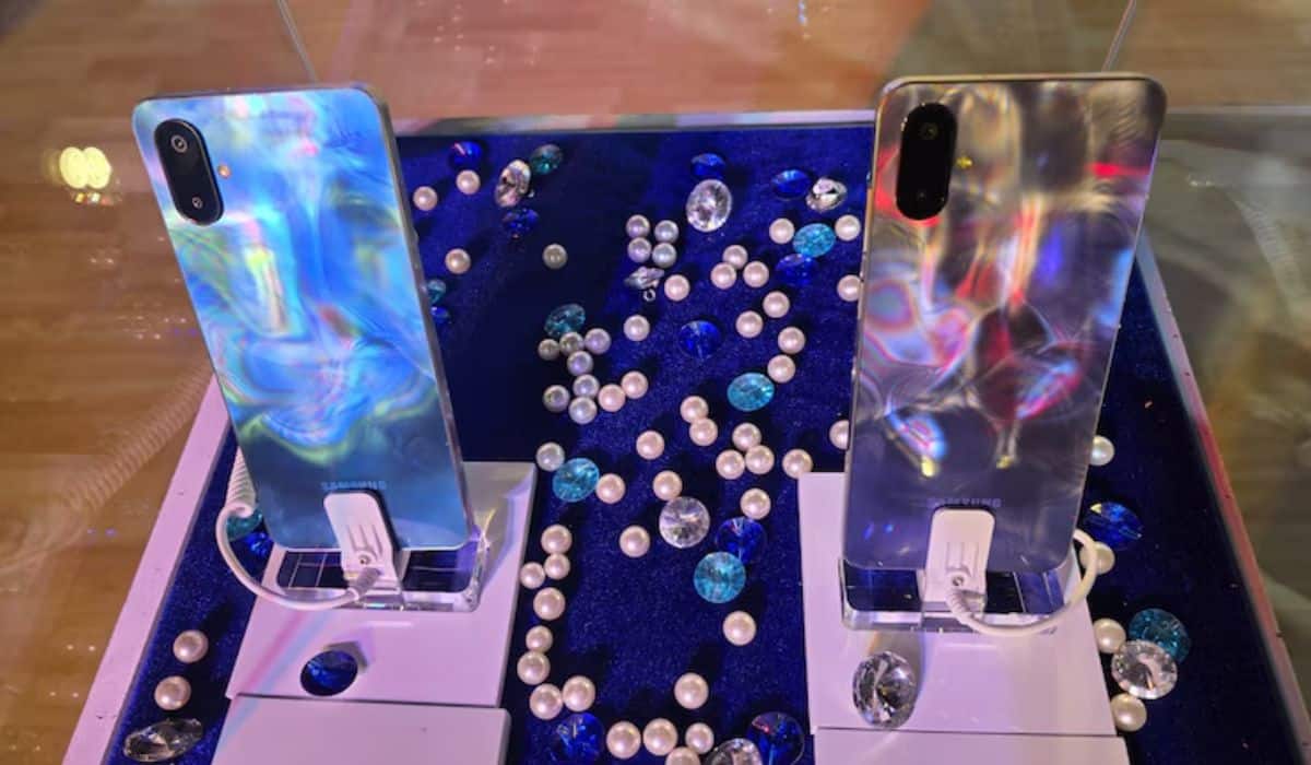 Samsung ने लॉन्च किया अपना सबसे सस्ता 5G फोन, सिर्फ 9,499 रुपये में मिलेंगे ये बेहतरीन फीचर्स Samsung ने लॉन्च किया अपना सबसे सस्ता 5G फोन, सिर्फ 9,499 रुपये में मिलेंगे ये बेहतरीन फीचर्स