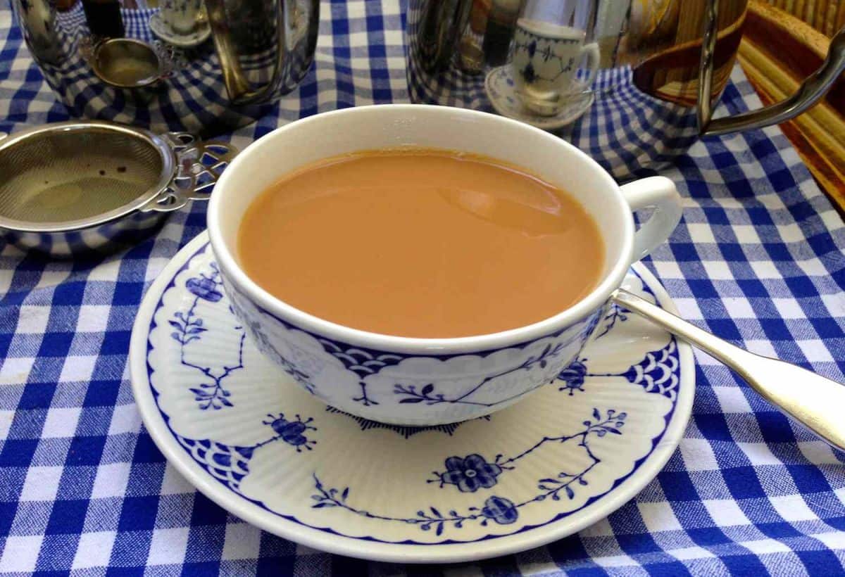 Reheating Tea: ठंडी चाय को गर्म करके पीने से सेहत की बज जाएगी बैंड, बैक्टीरिया और फंगस की रहती है भरमार