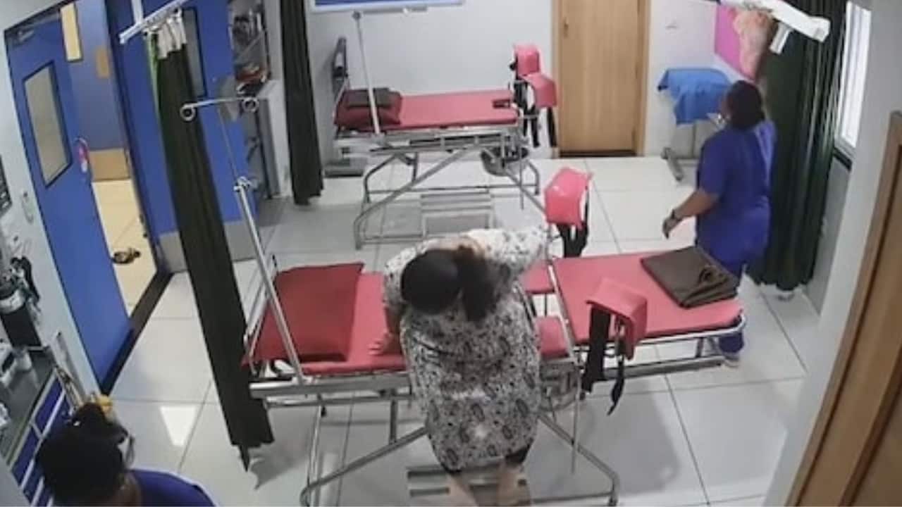 राजकोट अस्पताल में गंभीर लापरवाही! महिलाओं के मेडिकल चेकअप के फुटेज लीक राजकोट अस्पताल में गंभीर लापरवाही! महिलाओं के मेडिकल चेकअप के फुटेज लीक
