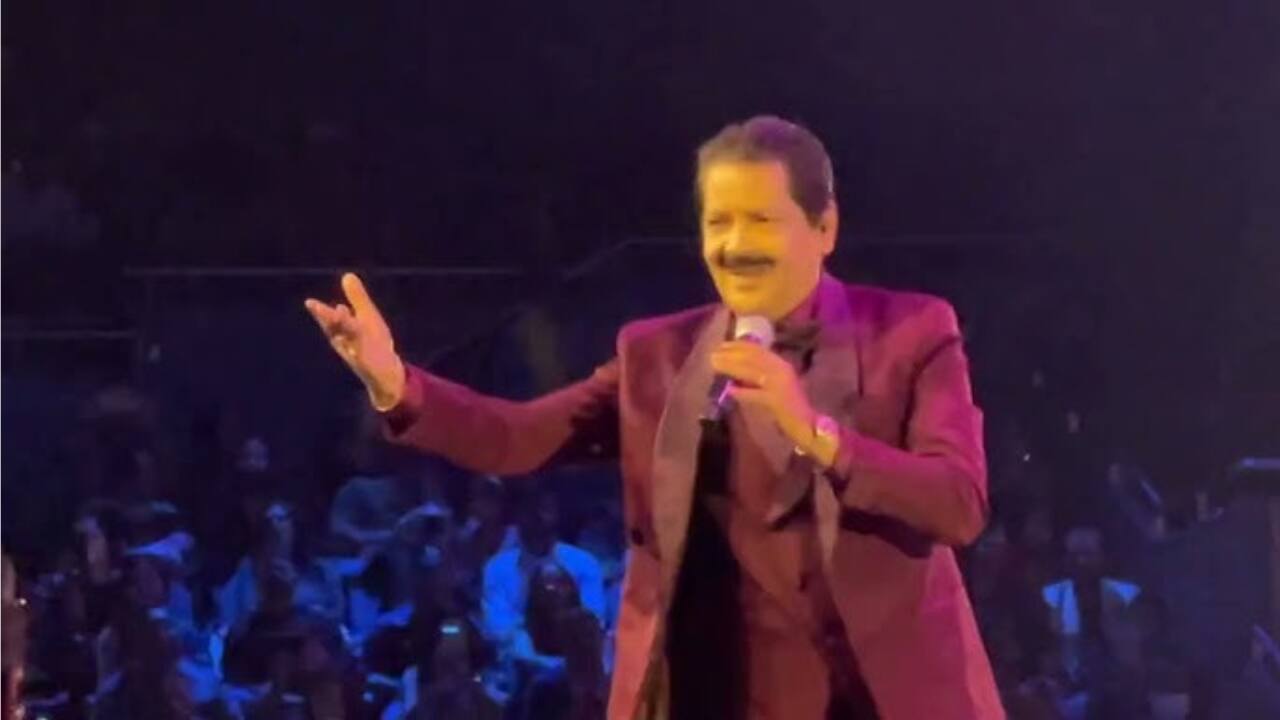 लाइव कॉन्सर्ट में उदित नारायण ने महिला फैंस को किया किस, सोशल मीडिया पर वायरल हुआ वीडियो लाइव कॉन्सर्ट में उदित नारायण ने महिला फैंस को किया किस, सोशल मीडिया पर वायरल हुआ वीडियो