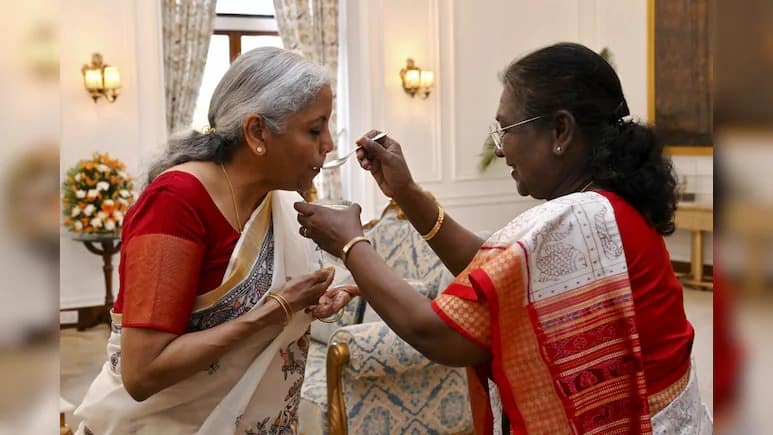 कुछ मीठा हो जाए...बजट से पहले वित्त मंत्री को राष्ट्रपति मुर्मू ने खिलाई दही-चीनी, सामने आईं तस्वीरें