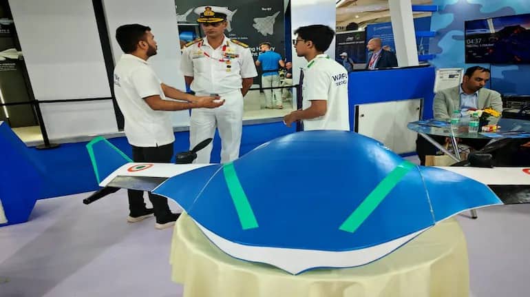 तीन घंटों में चेन्नई से कोलकाता और किराया मात्र 600 रुपये? Aero India में IIT-M ने दिखाया अपना 'ई-फ्लाइंग बोट' तीन घंटों में चेन्नई से कोलकाता और किराया मात्र 600 रुपये? Aero India में IIT-M ने दिखाया अपना 'ई-फ्लाइंग बोट'